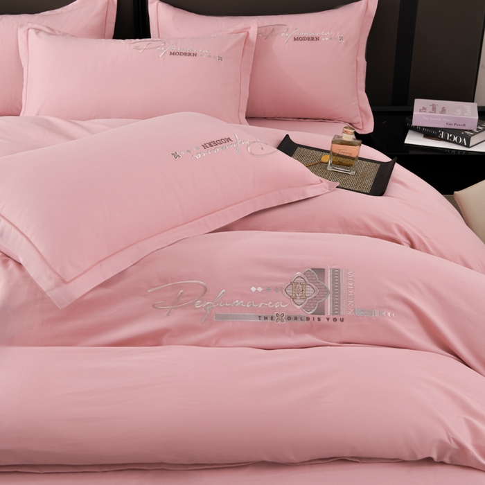 91家纺网 家纺一手货源 找家纺 U品汇 2025新品40S长绒棉加厚全棉纯棉陶瓷磨毛刺绣花四件套100%棉碳素磨毛 碧海蓝天-贵族粉