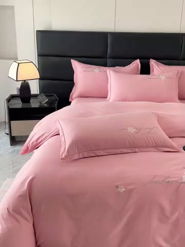 91家纺网 家纺一手货源 找家纺 U品汇 2025新品40S长绒棉加厚全棉纯棉陶瓷磨毛刺绣花四件套100%棉碳素磨毛 碧海蓝天-贵族粉