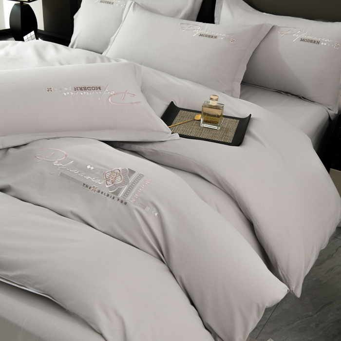 91家纺网 家纺一手货源 找家纺 U品汇 2025新品40S长绒棉加厚全棉纯棉陶瓷磨毛刺绣花四件套100%棉碳素磨毛 碧海蓝天-银灰