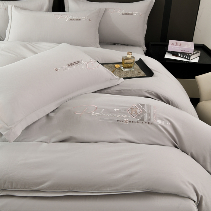 91家纺网 家纺一手货源 找家纺 U品汇 2025新品40S长绒棉加厚全棉纯棉陶瓷磨毛刺绣花四件套100%棉碳素磨毛 碧海蓝天-银灰