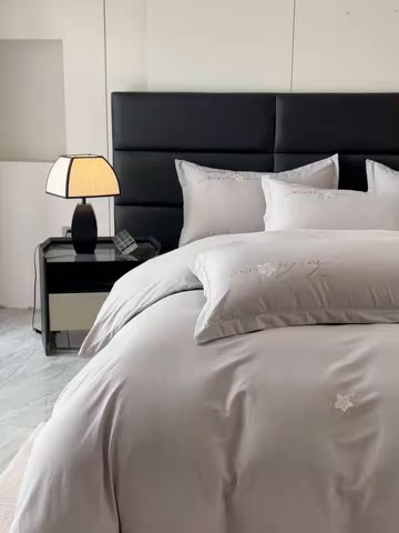 91家纺网 家纺一手货源 找家纺 U品汇 2025新品40S长绒棉加厚全棉纯棉陶瓷磨毛刺绣花四件套100%棉碳素磨毛 碧海蓝天-银灰