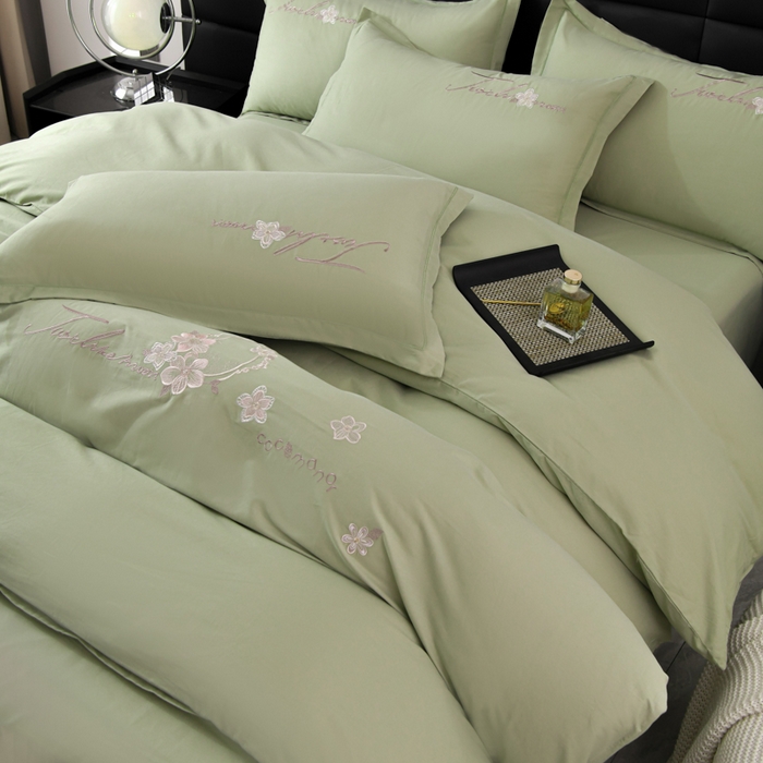 91家纺网 家纺一手货源 找家纺 U品汇 2025新品40S长绒棉加厚全棉纯棉陶瓷磨毛刺绣花四件套100%棉碳素磨毛 春漫-浅豆绿