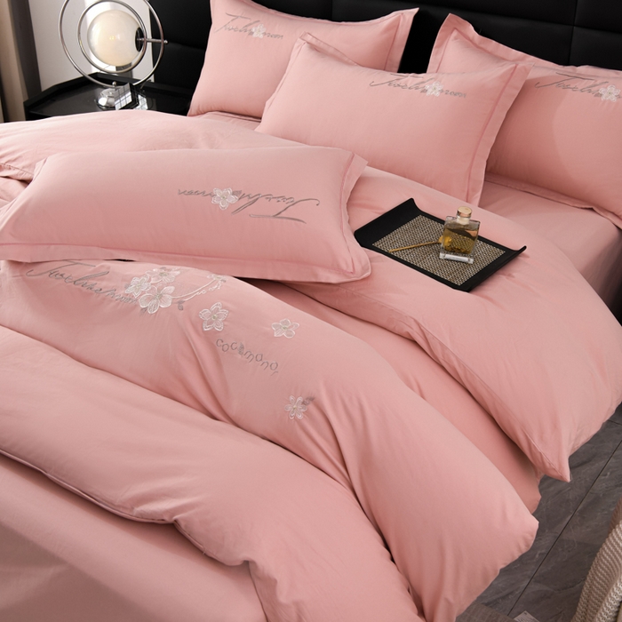 91家纺网 家纺一手货源 找家纺 U品汇 2025新品40S长绒棉加厚全棉纯棉陶瓷磨毛刺绣花四件套100%棉碳素磨毛 春漫-西柚色