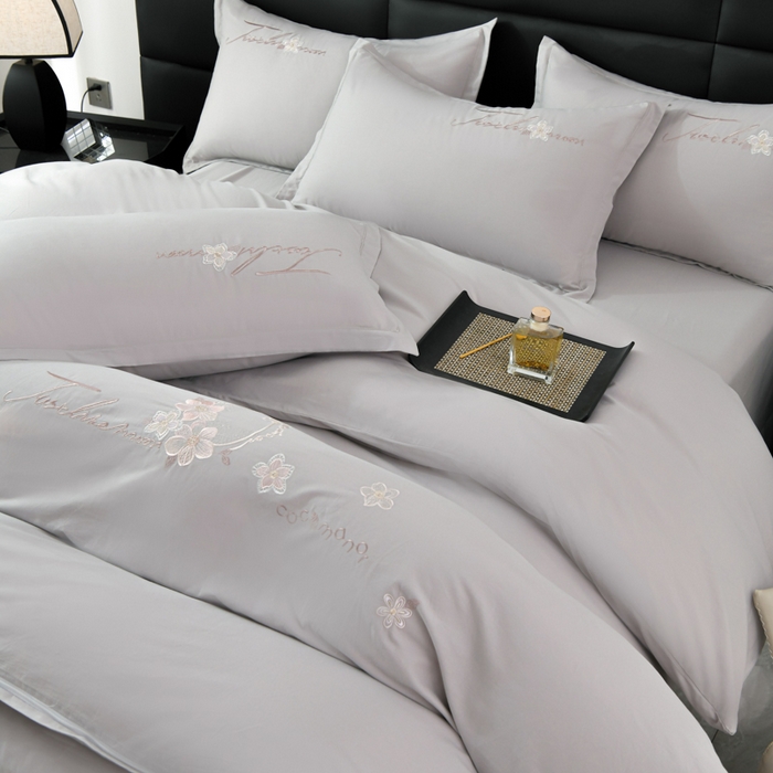 91家纺网 家纺一手货源 找家纺 U品汇 2025新品40S长绒棉加厚全棉纯棉陶瓷磨毛刺绣花四件套100%棉碳素磨毛 春漫-银灰