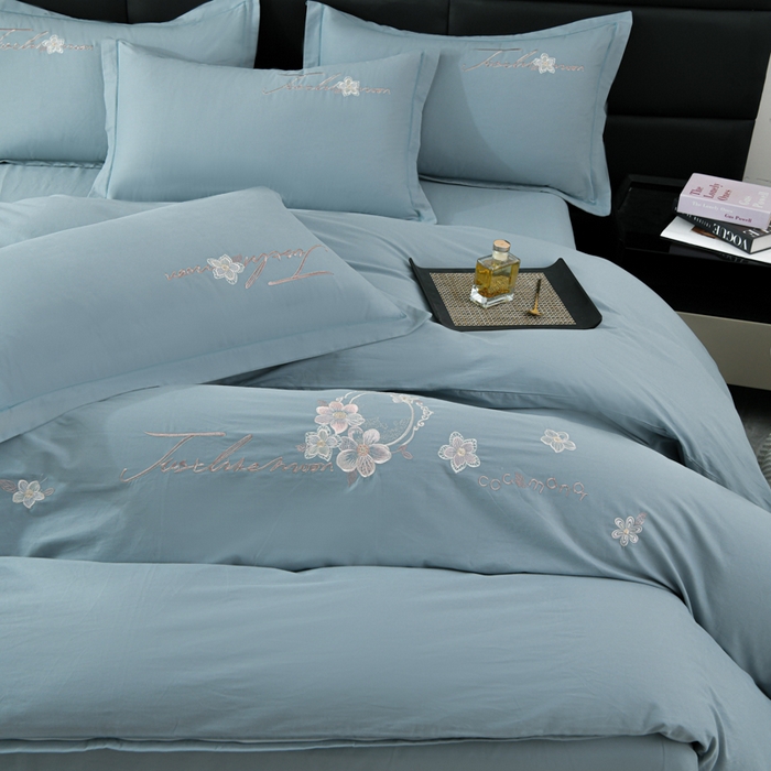 91家纺网 家纺一手货源 找家纺 U品汇 2025新品40S长绒棉加厚全棉纯棉陶瓷磨毛刺绣花四件套100%棉碳素磨毛 春漫-月光蓝