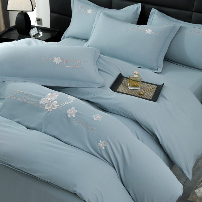 91家纺网 家纺一手货源 找家纺 U品汇 2025新品40S长绒棉加厚全棉纯棉陶瓷磨毛刺绣花四件套100%棉碳素磨毛 春漫-月光蓝