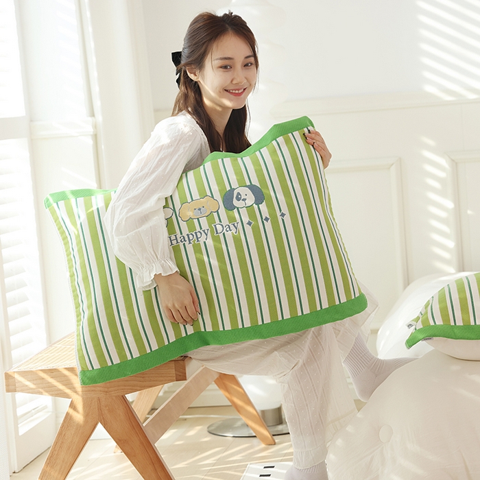 91家纺网 家纺一手货源 找家纺 朴尔家纺-毛巾被2025新款全棉加厚八层纱布大版花萌宠絮花系列枕巾 条纹狗狗52*78一对