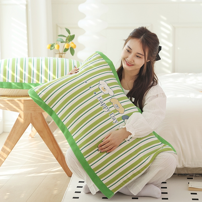 91家纺网 家纺一手货源 找家纺 朴尔家纺-毛巾被2025新款全棉加厚八层纱布大版花萌宠絮花系列枕巾 条纹狗狗52*78一对