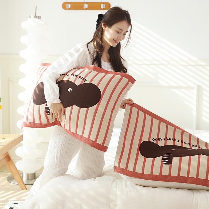 91家纺网 家纺一手货源 找家纺 朴尔家纺-毛巾被2025新款全棉加厚八层纱布大版花萌宠絮花系列枕巾 幸运萌象52*78一对