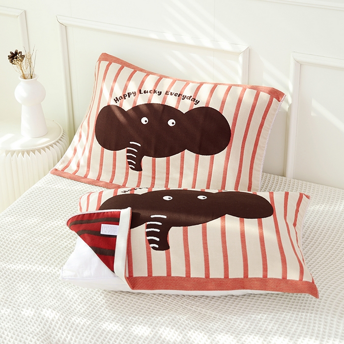 91家纺网 家纺一手货源 找家纺 朴尔家纺-毛巾被2025新款全棉加厚八层纱布大版花萌宠絮花系列枕巾 幸运萌象52*78一对