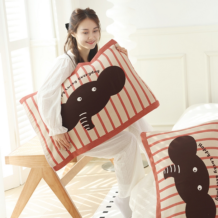 91家纺网 家纺一手货源 找家纺 朴尔家纺-毛巾被2025新款全棉加厚八层纱布大版花萌宠絮花系列枕巾 幸运萌象52*78一对