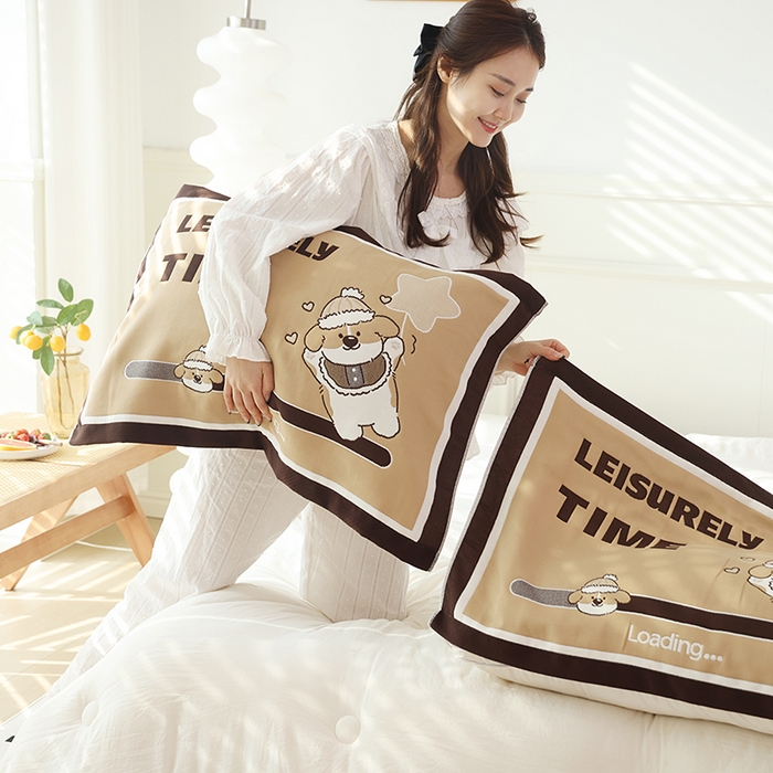 91家纺网 家纺一手货源 找家纺 朴尔家纺-毛巾被2025新款全棉加厚八层纱布大版花萌宠絮花系列枕巾 悠闲时刻52*78一对