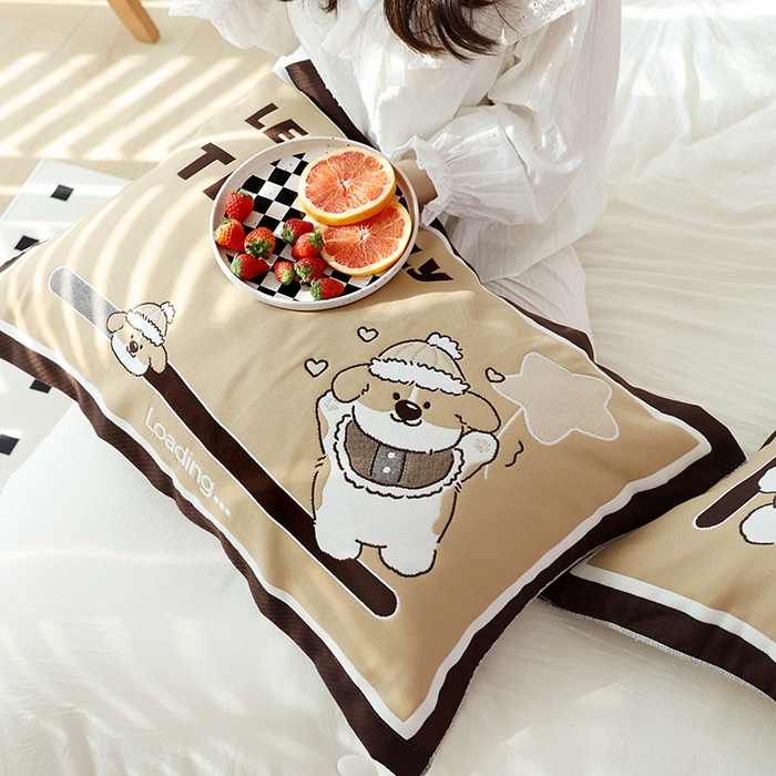 91家纺网 家纺一手货源 找家纺 朴尔家纺-毛巾被2025新款全棉加厚八层纱布大版花萌宠絮花系列枕巾 悠闲时刻52*78一对