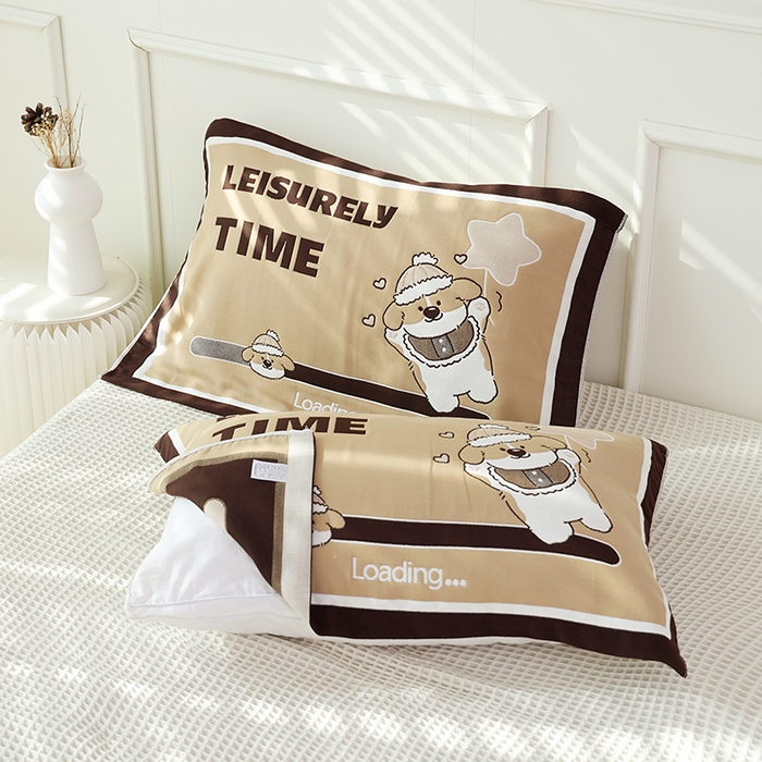 91家纺网 家纺一手货源 找家纺 朴尔家纺-毛巾被2025新款全棉加厚八层纱布大版花萌宠絮花系列枕巾 悠闲时刻52*78一对