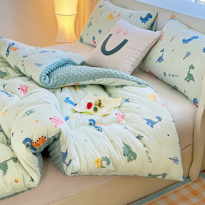 91家纺网 家纺一手货源 找家纺 天瑜家纺 2025新款针织棉豆豆绒大豆被冬被被子被芯 恐龙乐园绿