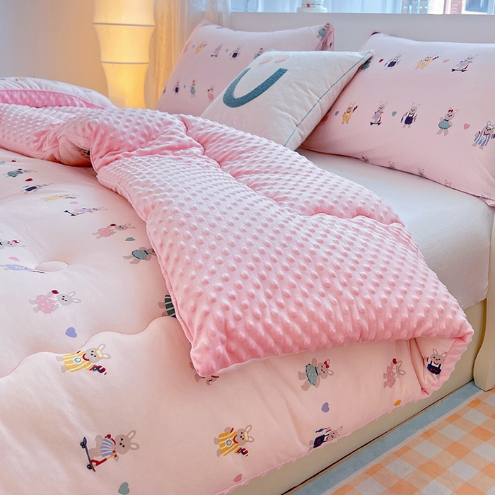 91家纺网 家纺一手货源 找家纺 天瑜家纺 2025新款针织棉豆豆绒大豆被冬被被子被芯 小兔子粉