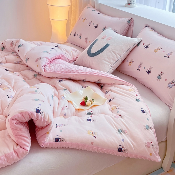 91家纺网 家纺一手货源 找家纺 天瑜家纺 2025新款针织棉豆豆绒大豆被冬被被子被芯 小兔子粉