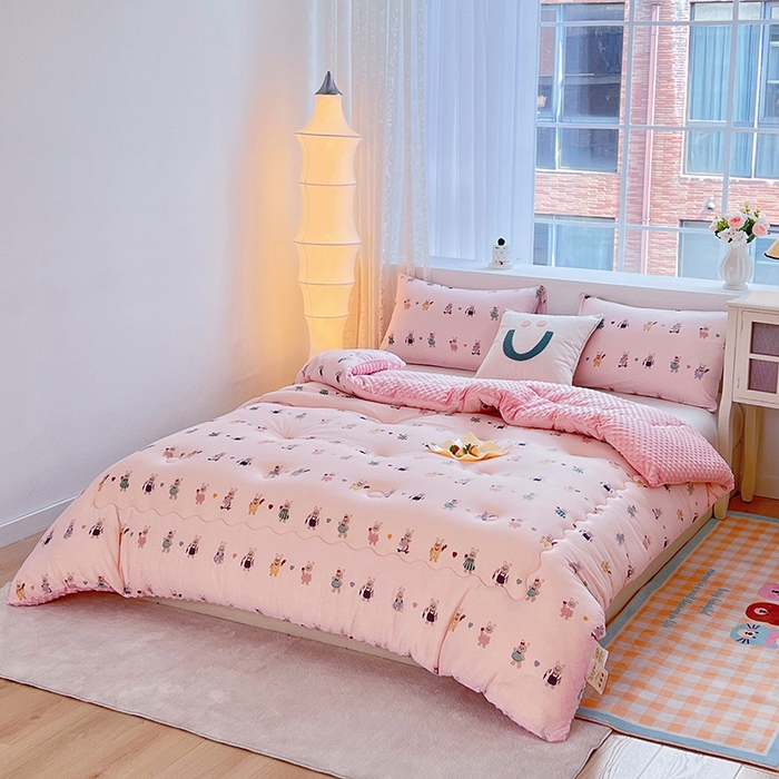 91家纺网 家纺一手货源 找家纺 天瑜家纺 2025新款针织棉豆豆绒大豆被冬被被子被芯 小兔子粉