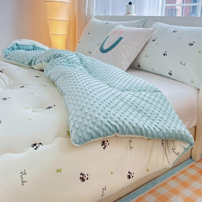 91家纺网 家纺一手货源 找家纺 天瑜家纺 2025新款针织棉豆豆绒大豆被冬被被子被芯 熊猫绿