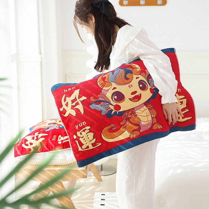 91家纺网 家纺一手货源 找家纺 朴尔家纺-毛巾被2025新款全棉加厚八层纱布喜庆民族风婚庆系列枕巾 好运连连 52x78cm枕巾一对