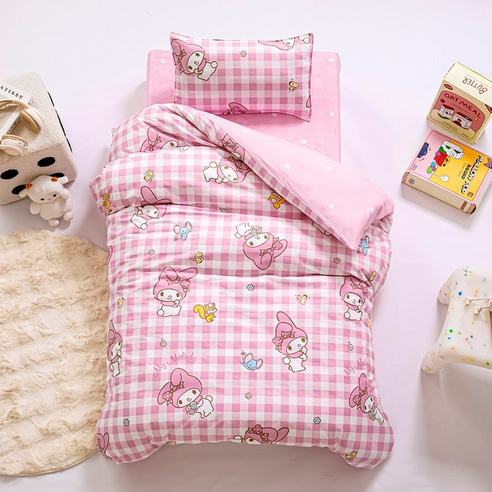 91家纺网 家纺一手货源 找家纺 吉咪兔 2025新款正版三丽鸥库洛米美乐蒂幼儿园被子三件套纯棉被褥六件套午睡粉格美乐蒂