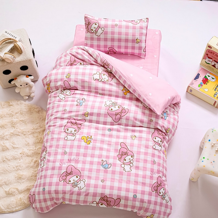 91家纺网 家纺一手货源 找家纺 吉咪兔 2025新款正版三丽鸥库洛米美乐蒂幼儿园被子三件套纯棉被褥六件套午睡粉格美乐蒂