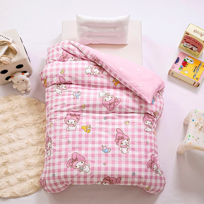 91家纺网 家纺一手货源 找家纺 吉咪兔 2025新款正版三丽鸥库洛米美乐蒂幼儿园被子三件套纯棉被褥六件套午睡粉格美乐蒂