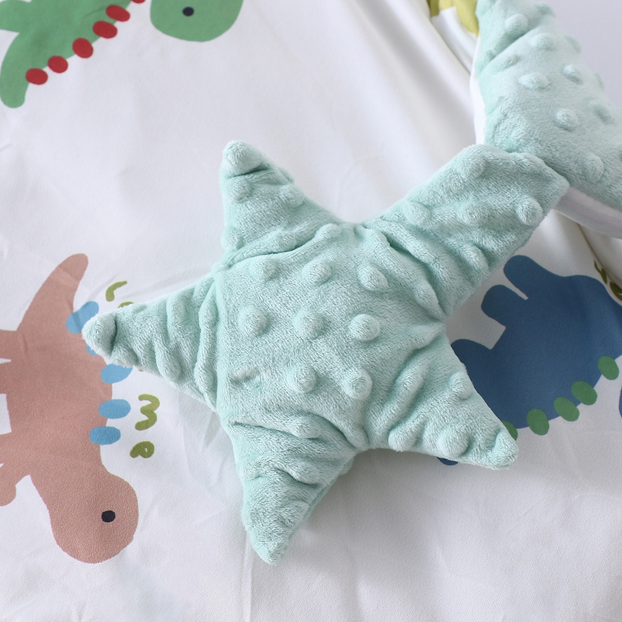 91家纺网 家纺一手货源 找家纺 肖恩毯业 2025秋冬小海星款针织棉宝宝绒豆豆被 恐龙星语