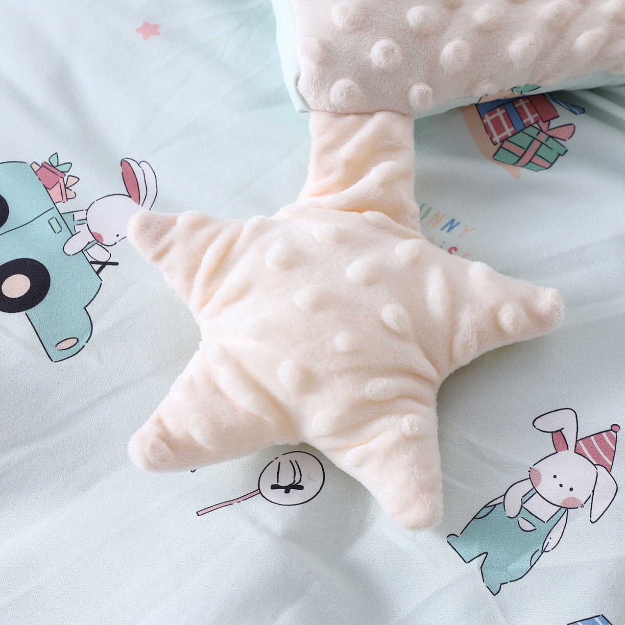 91家纺网 家纺一手货源 找家纺 肖恩毯业 2025秋冬小海星款针织棉宝宝绒豆豆被 萌兔假日