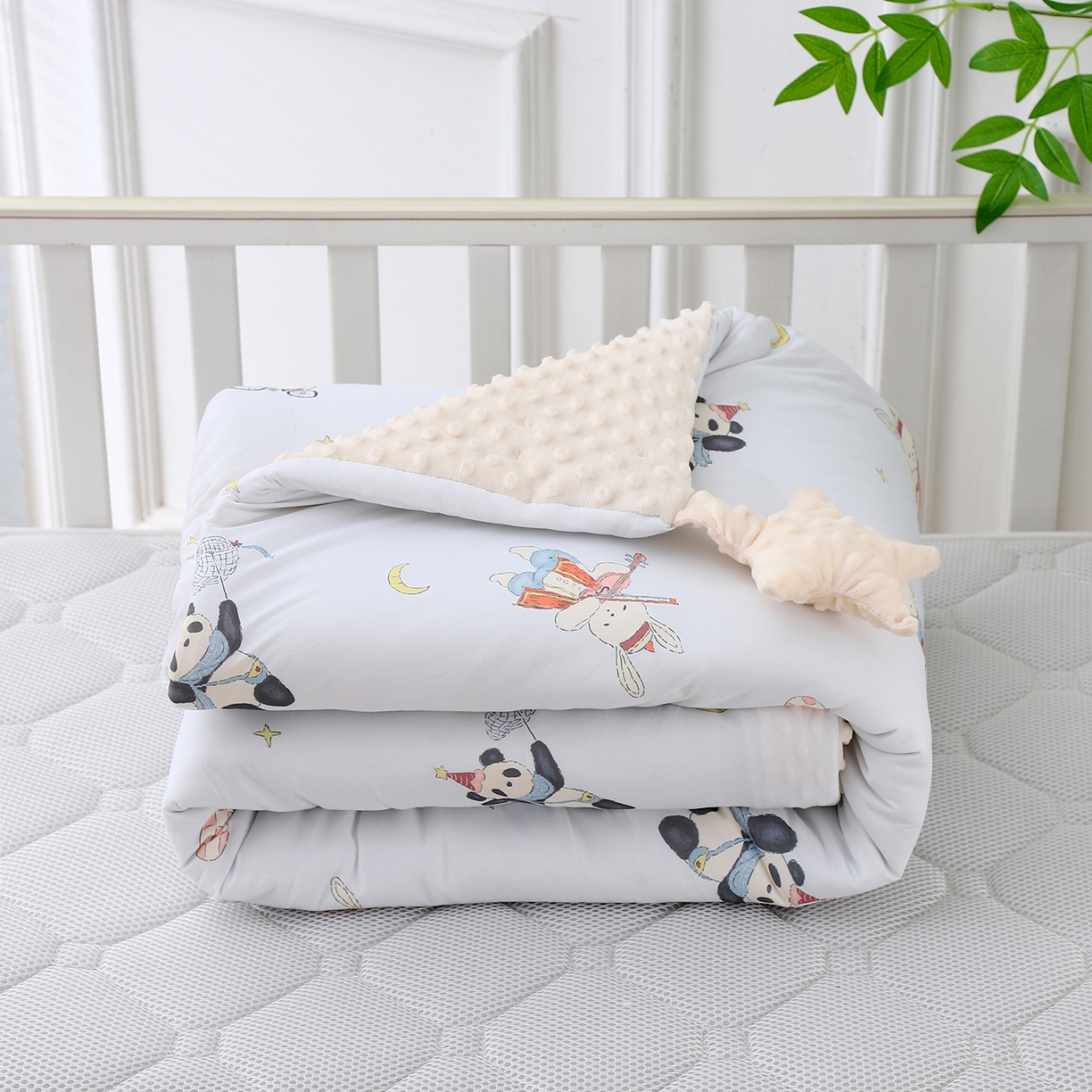 91家纺网 家纺一手货源 找家纺 肖恩毯业 2025秋冬小海星款针织棉宝宝绒豆豆被 熊猫奇妙夜