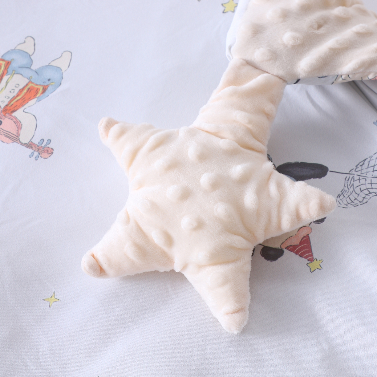 91家纺网 家纺一手货源 找家纺 肖恩毯业 2025秋冬小海星款针织棉宝宝绒豆豆被 熊猫奇妙夜