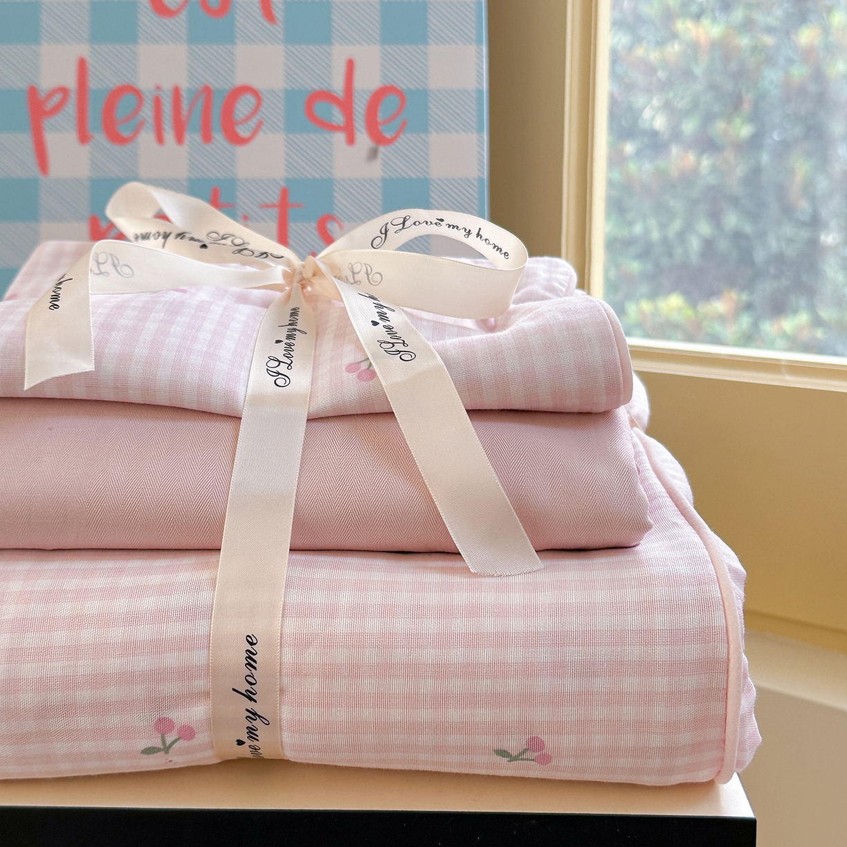 91家纺网 家纺一手货源 找家纺 麦伦家居 2025新品嵌绳款全棉双层纱四件套 嵌绳款-樱桃酱粉