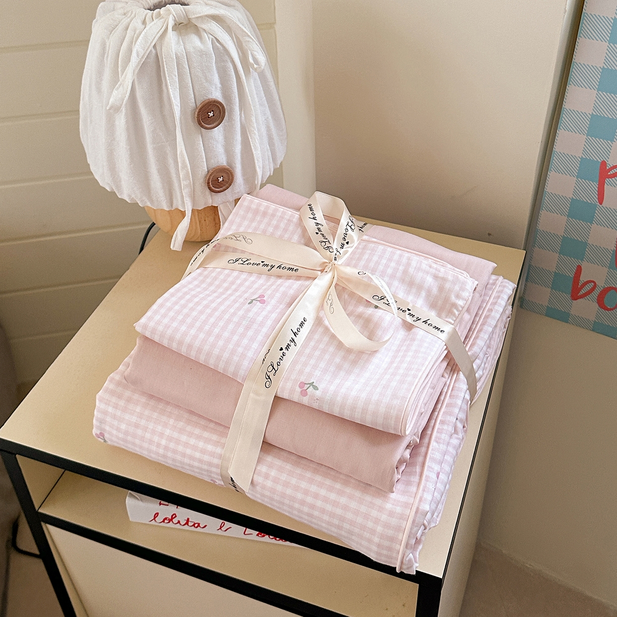 91家纺网 家纺一手货源 找家纺 麦伦家居 2025新品嵌绳款全棉双层纱四件套 嵌绳款-樱桃酱粉