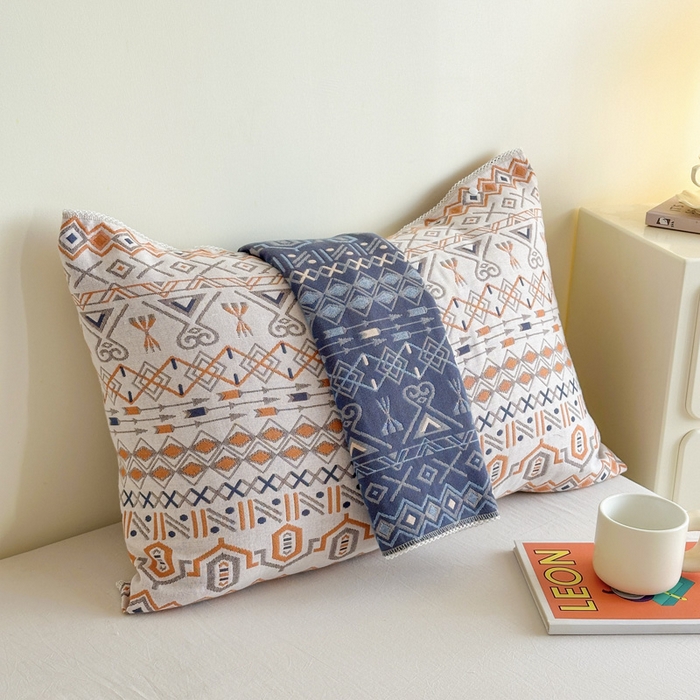 91家纺网 家纺一手货源 找家纺 朴尔家纺-毛巾被2025新款半包可调节暗扣魔术全棉三层纱布枕巾 玛雅岩纹-蓝白