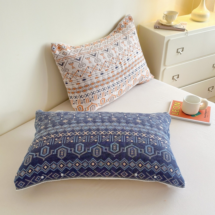 91家纺网 家纺一手货源 找家纺 朴尔家纺-毛巾被2025新款半包可调节暗扣魔术全棉三层纱布枕巾 玛雅岩纹-蓝白