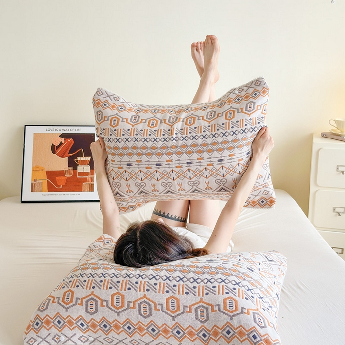 91家纺网 家纺一手货源 找家纺 朴尔家纺-毛巾被2025新款半包可调节暗扣魔术全棉三层纱布枕巾 玛雅岩纹-蓝白