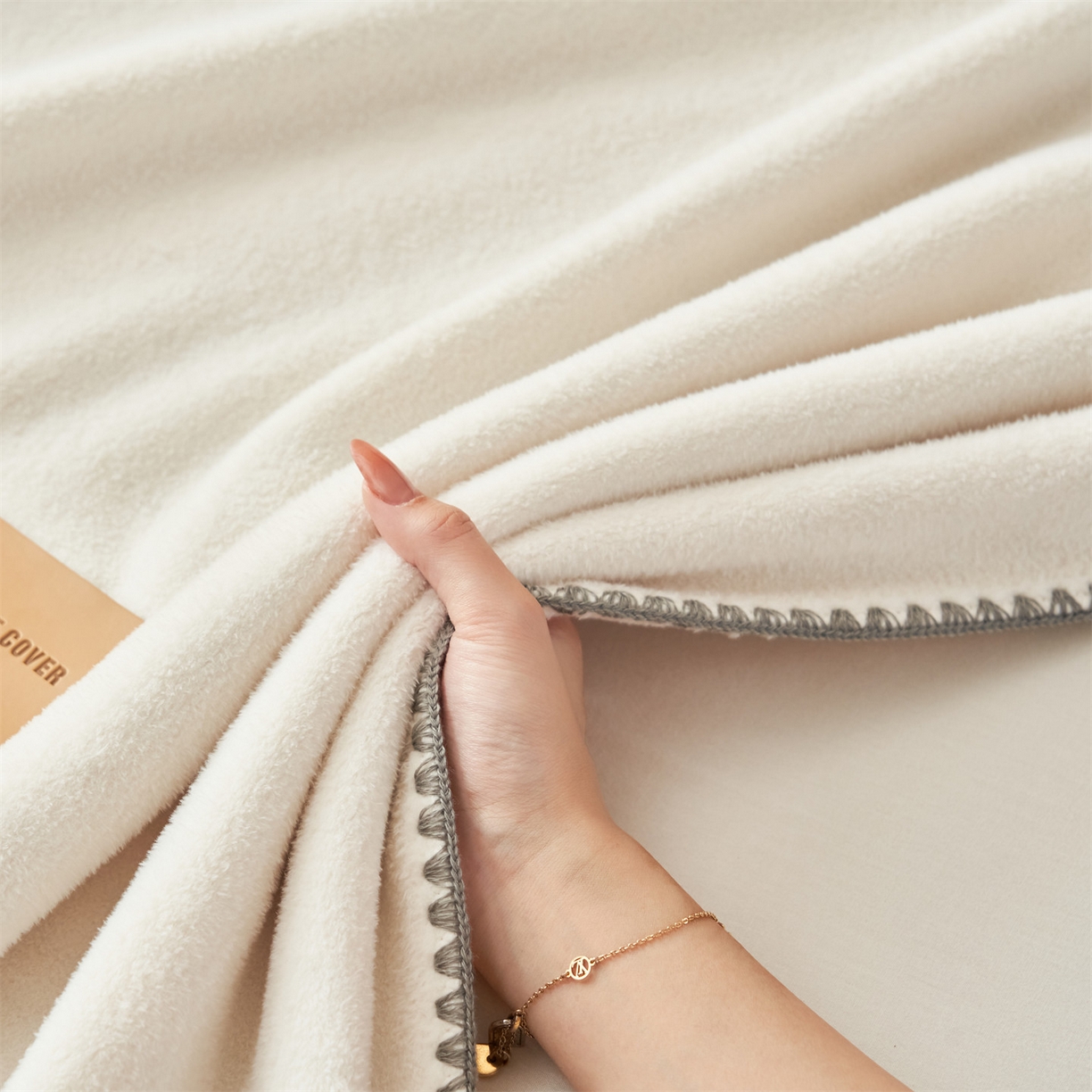 91家纺网 家纺一手货源 找家纺 （总）莱家富 2025新款四季毯羊驼绒三角针边毛毯午睡沙发盖毯子空调毯双层毯