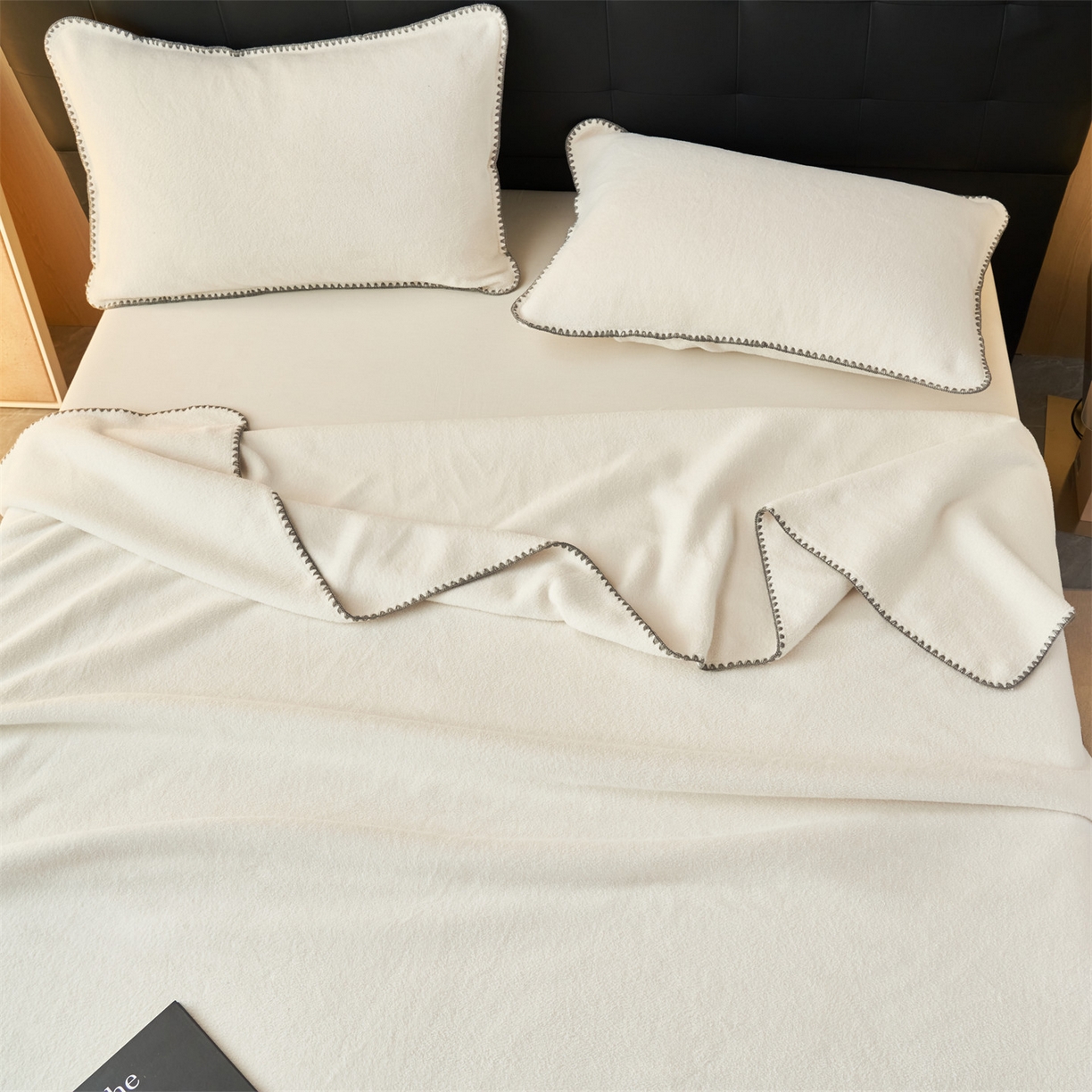 91家纺网 家纺一手货源 找家纺 莱家富 2026新款四季毯羊驼绒三角针边毛毯午睡沙发盖毯空调毯加厚500克双层毯 羊驼绒-白