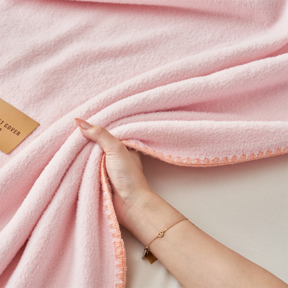 91家纺网 家纺一手货源 找家纺 莱家富 2026新款四季毯羊驼绒三角针边毛毯午睡沙发盖毯空调毯加厚500克双层毯 羊驼绒-粉