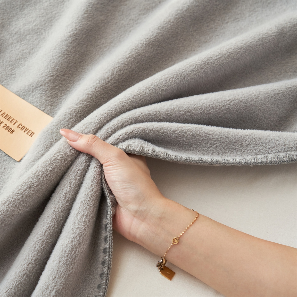 91家纺网 家纺一手货源 找家纺 莱家富 2026新款四季毯羊驼绒三角针边毛毯午睡沙发盖毯空调毯加厚500克双层毯 羊驼绒-灰