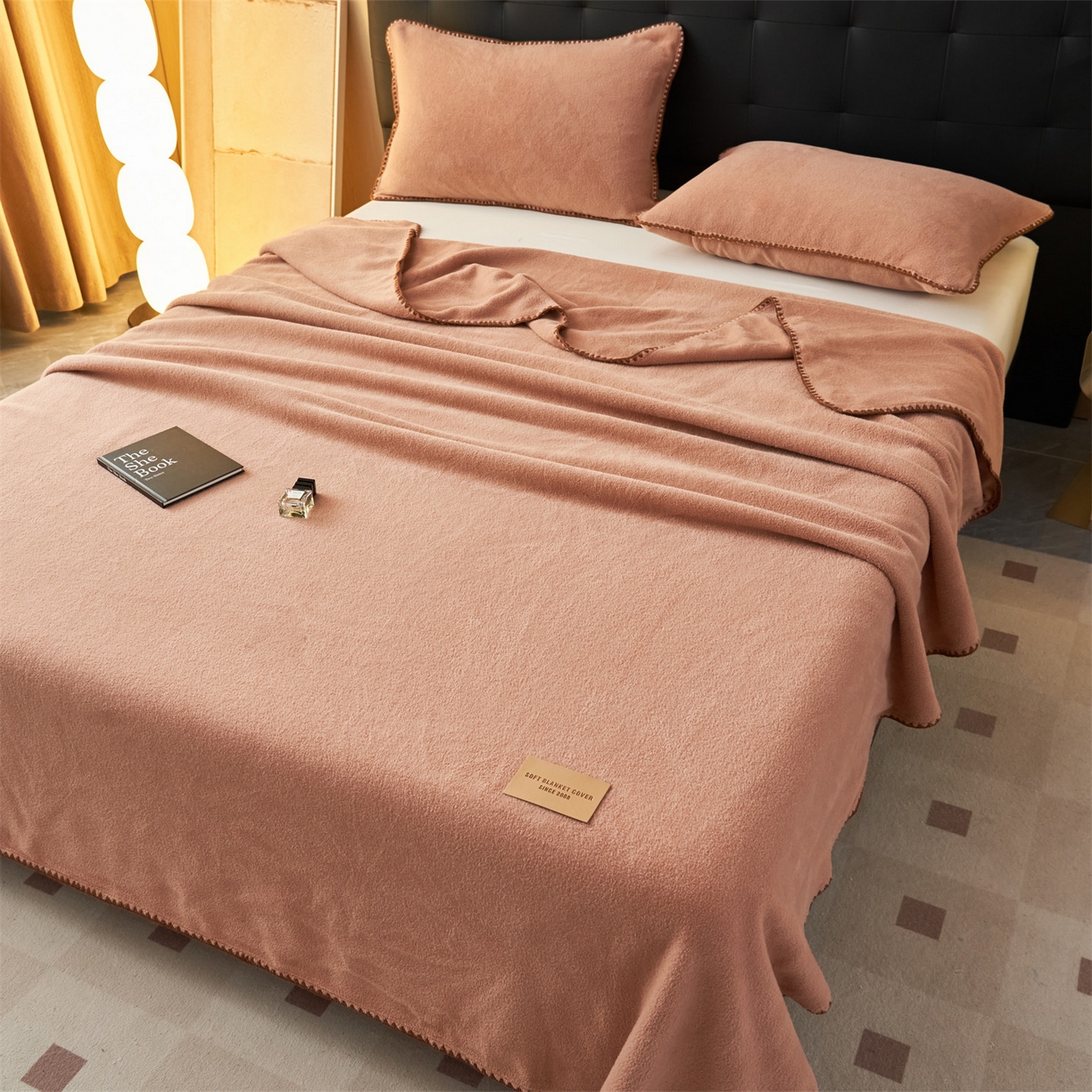 91家纺网 家纺一手货源 找家纺 莱家富 2026新款四季毯羊驼绒三角针边毛毯午睡沙发盖毯空调毯加厚500克双层毯 羊驼绒-焦糖