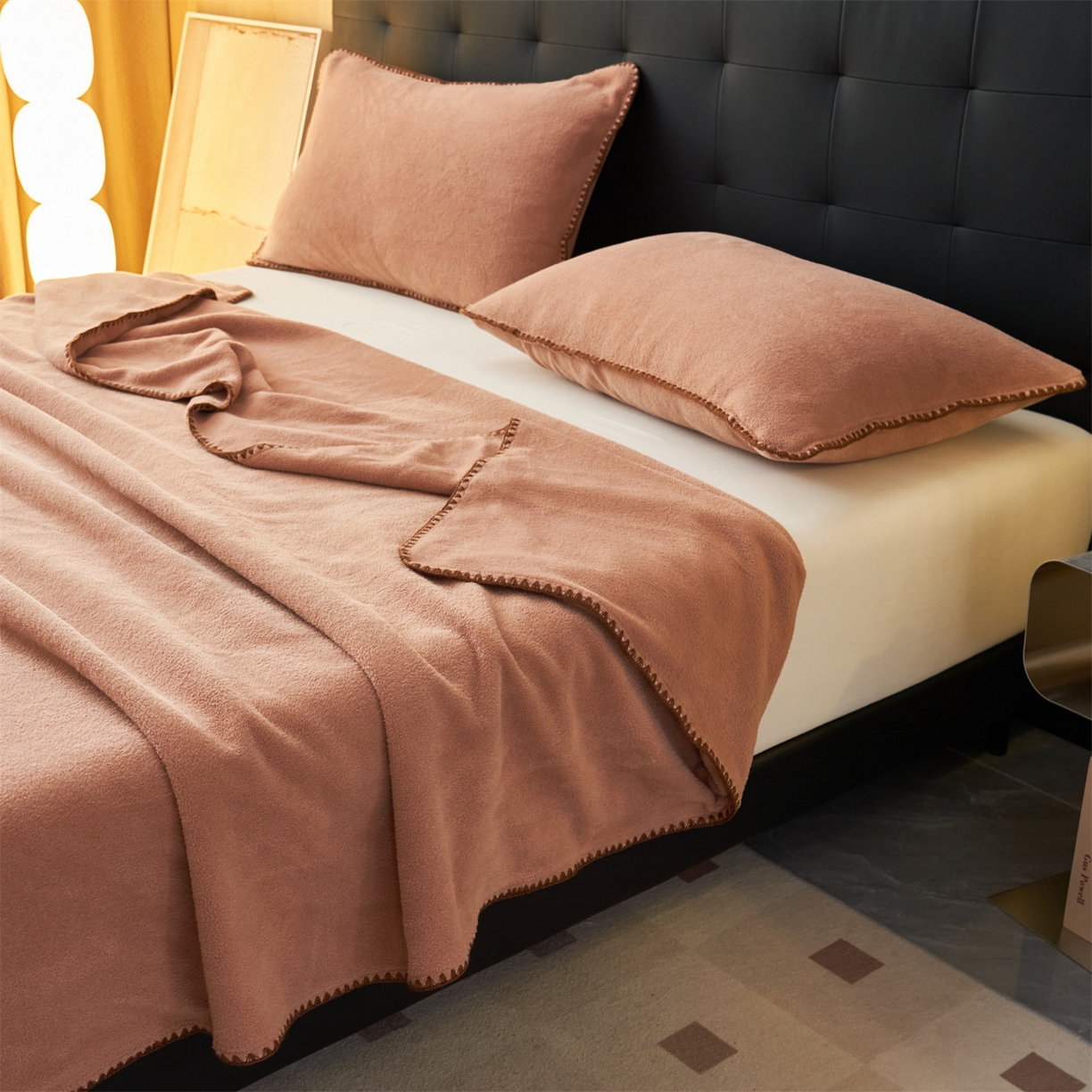 91家纺网 家纺一手货源 找家纺 莱家富 2026新款四季毯羊驼绒三角针边毛毯午睡沙发盖毯空调毯加厚500克双层毯 羊驼绒-焦糖