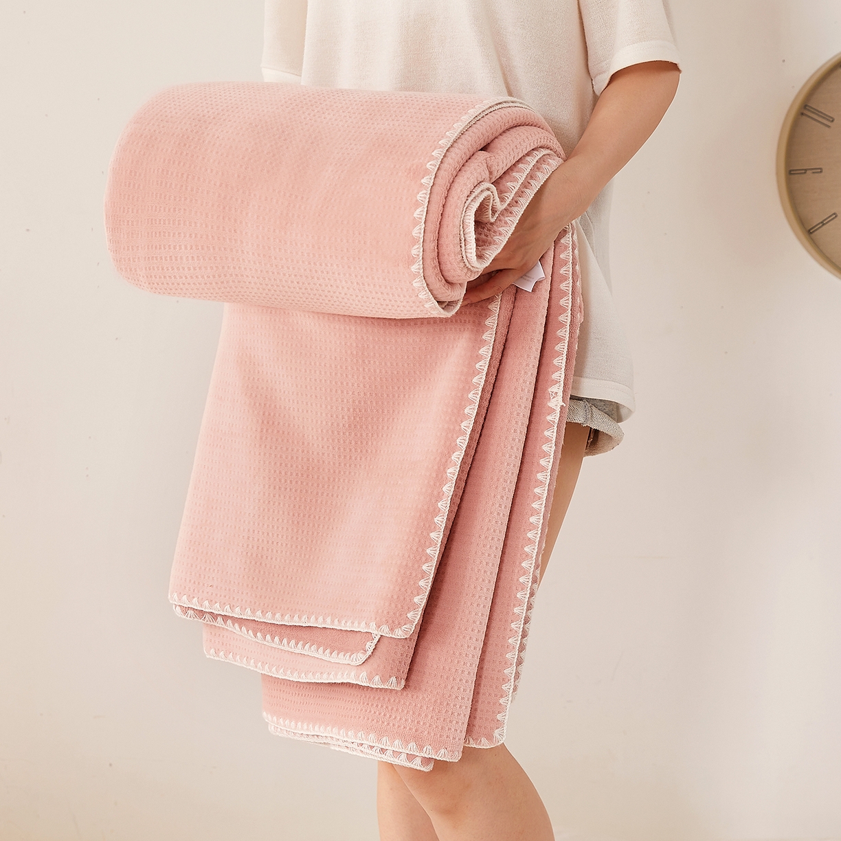 91家纺网 家纺一手货源 找家纺 莱家富 2026新款跨境A类华夫格牛奶绒双面毛毯轻奢休闲盖毯子多功能午睡办公室用毯 粉色