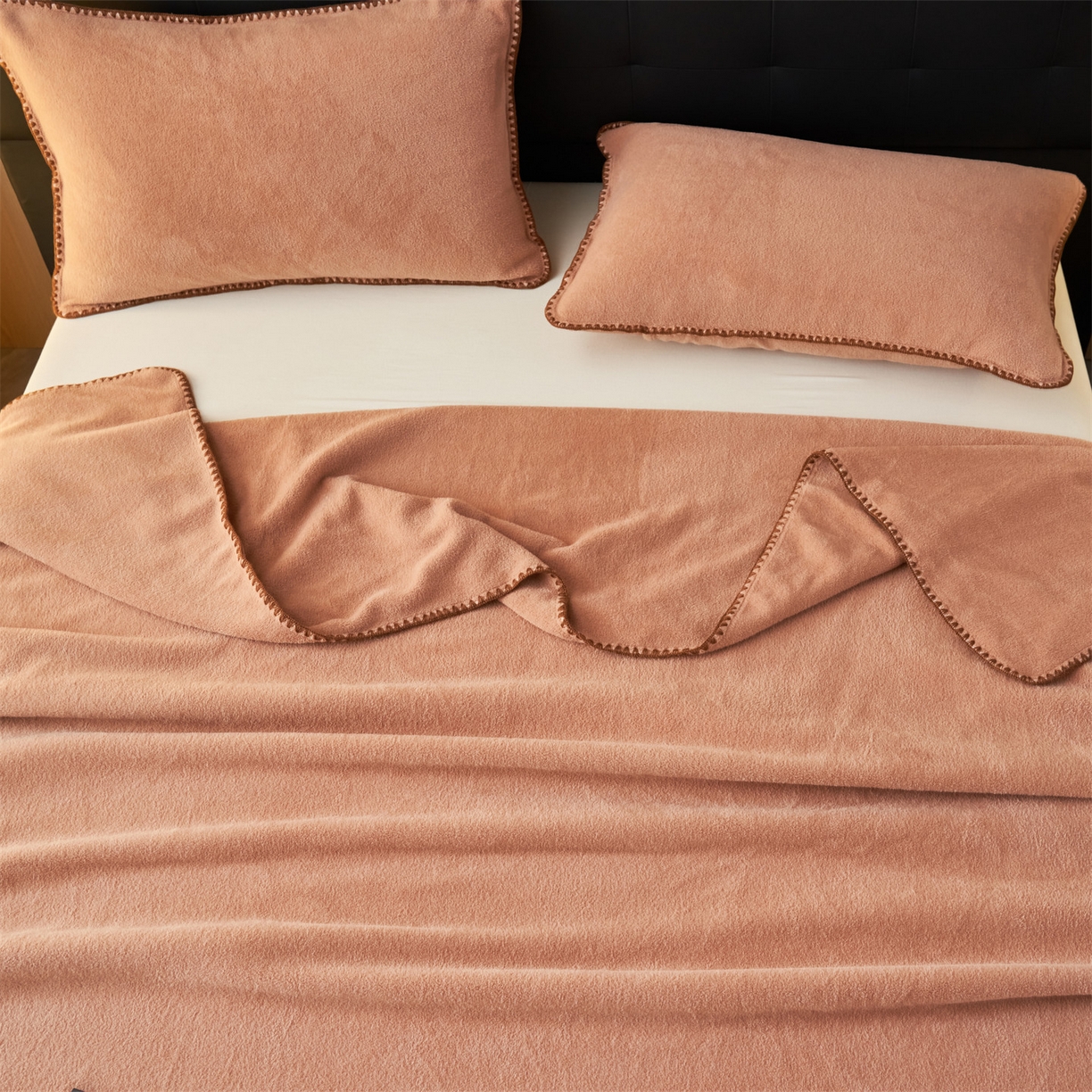 91家纺网 家纺一手货源 找家纺 莱家富 2026新款四季毯羊驼绒三角针边毛毯午睡沙发盖毯空调毯加厚500克双层毯 羊驼绒-焦糖