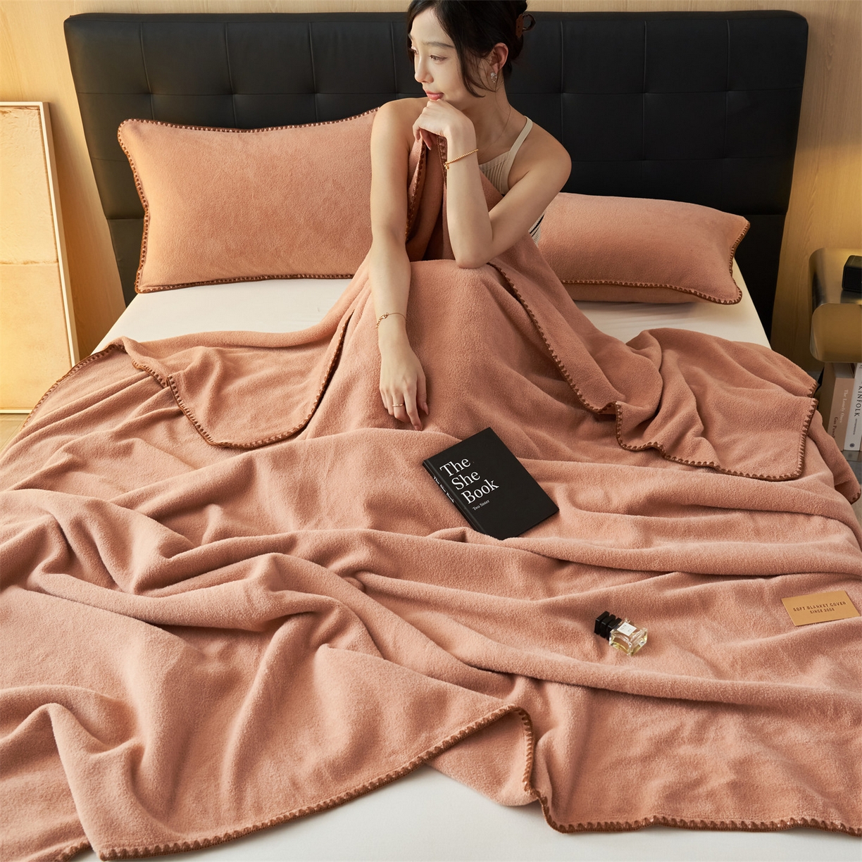 91家纺网 家纺一手货源 找家纺 莱家富 2026新款四季毯羊驼绒三角针边毛毯午睡沙发盖毯空调毯加厚500克双层毯 羊驼绒-焦糖