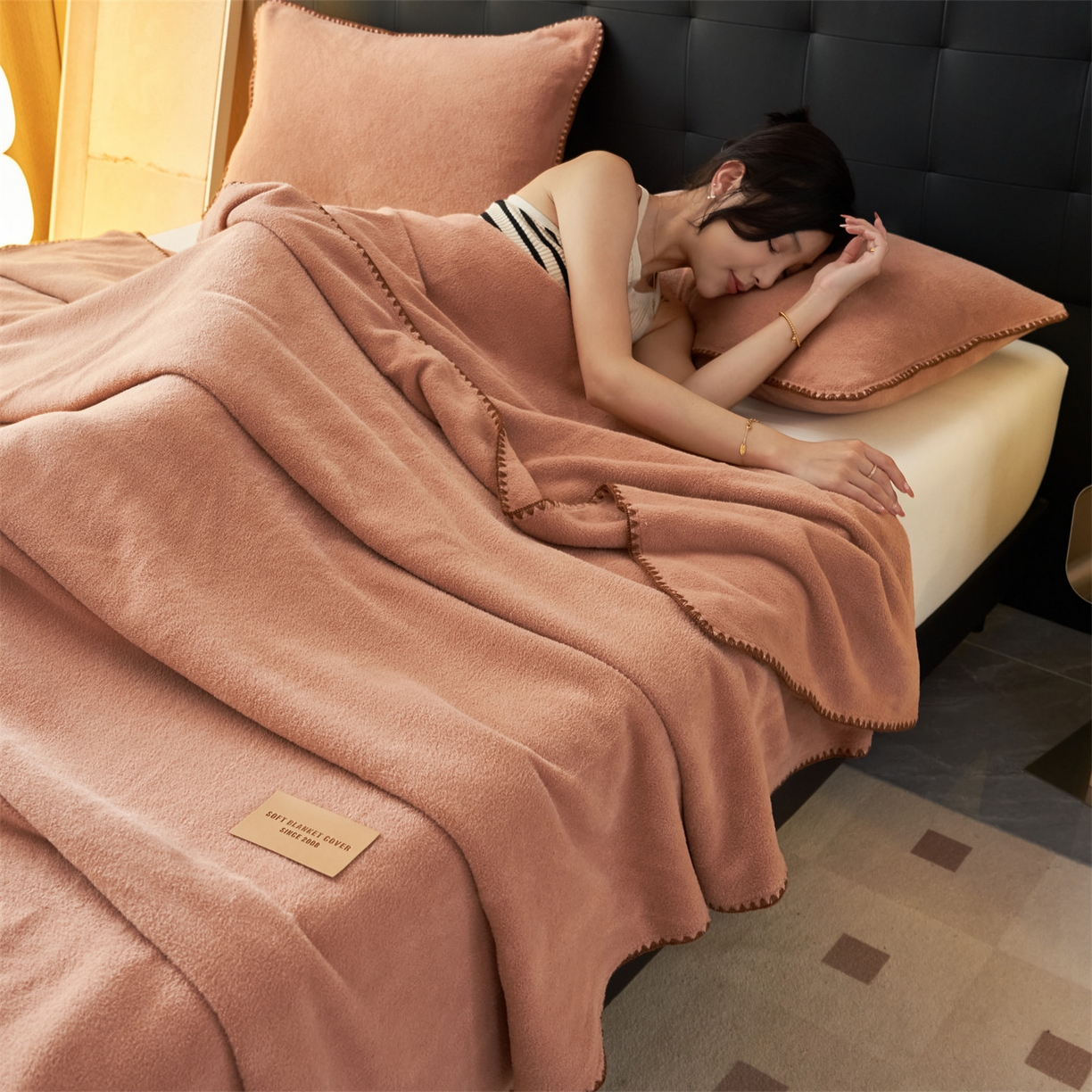 91家纺网 家纺一手货源 找家纺 莱家富 2026新款四季毯羊驼绒三角针边毛毯午睡沙发盖毯空调毯加厚500克双层毯 羊驼绒-焦糖