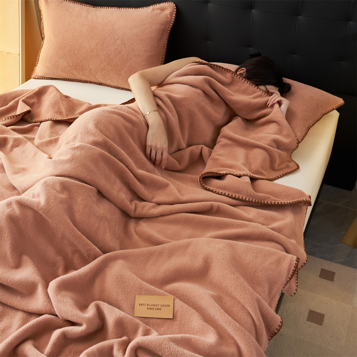 91家纺网 家纺一手货源 找家纺 莱家富 2026新款四季毯羊驼绒三角针边毛毯午睡沙发盖毯空调毯加厚500克双层毯 羊驼绒-焦糖