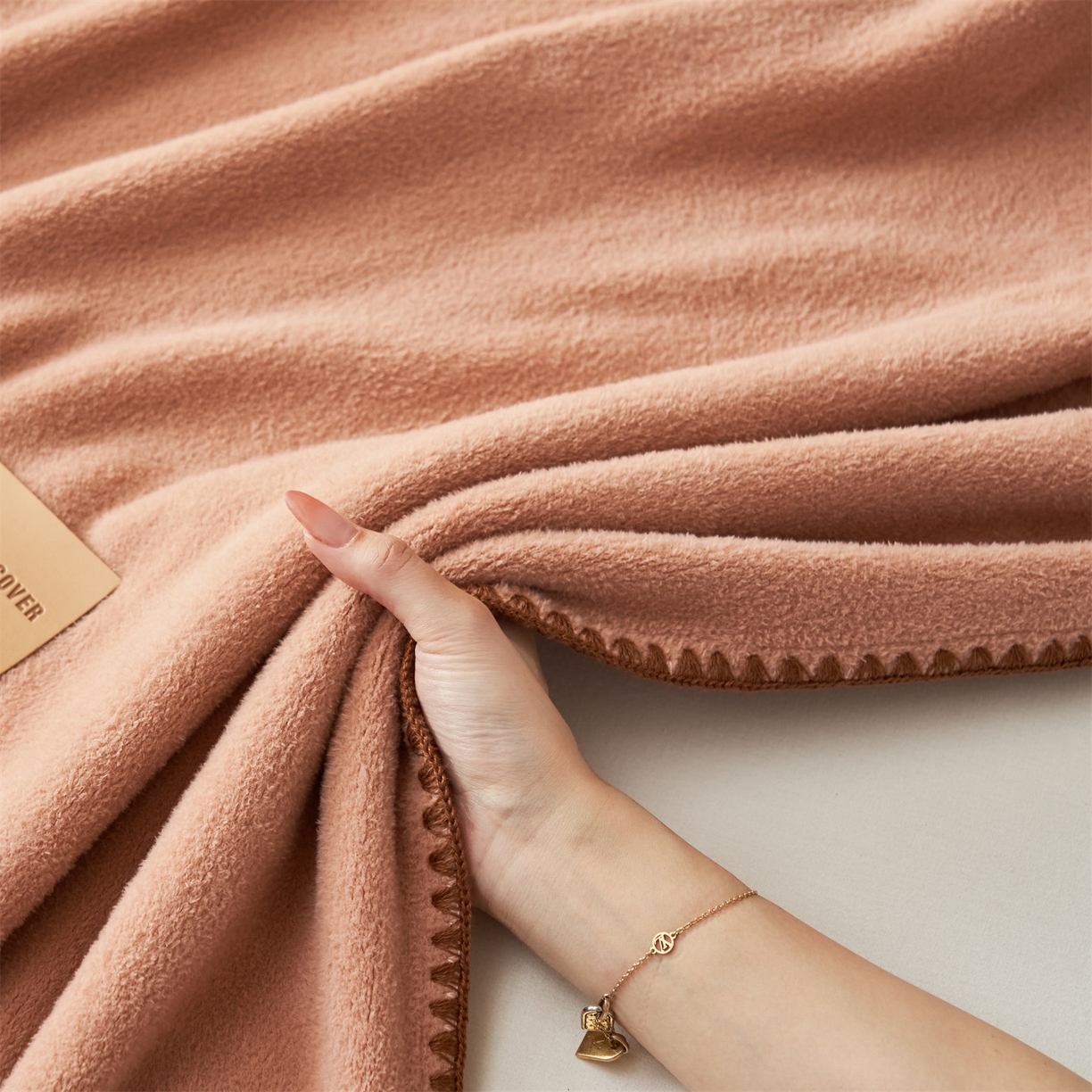 91家纺网 家纺一手货源 找家纺 莱家富 2026新款四季毯羊驼绒三角针边毛毯午睡沙发盖毯空调毯加厚500克双层毯 羊驼绒-焦糖