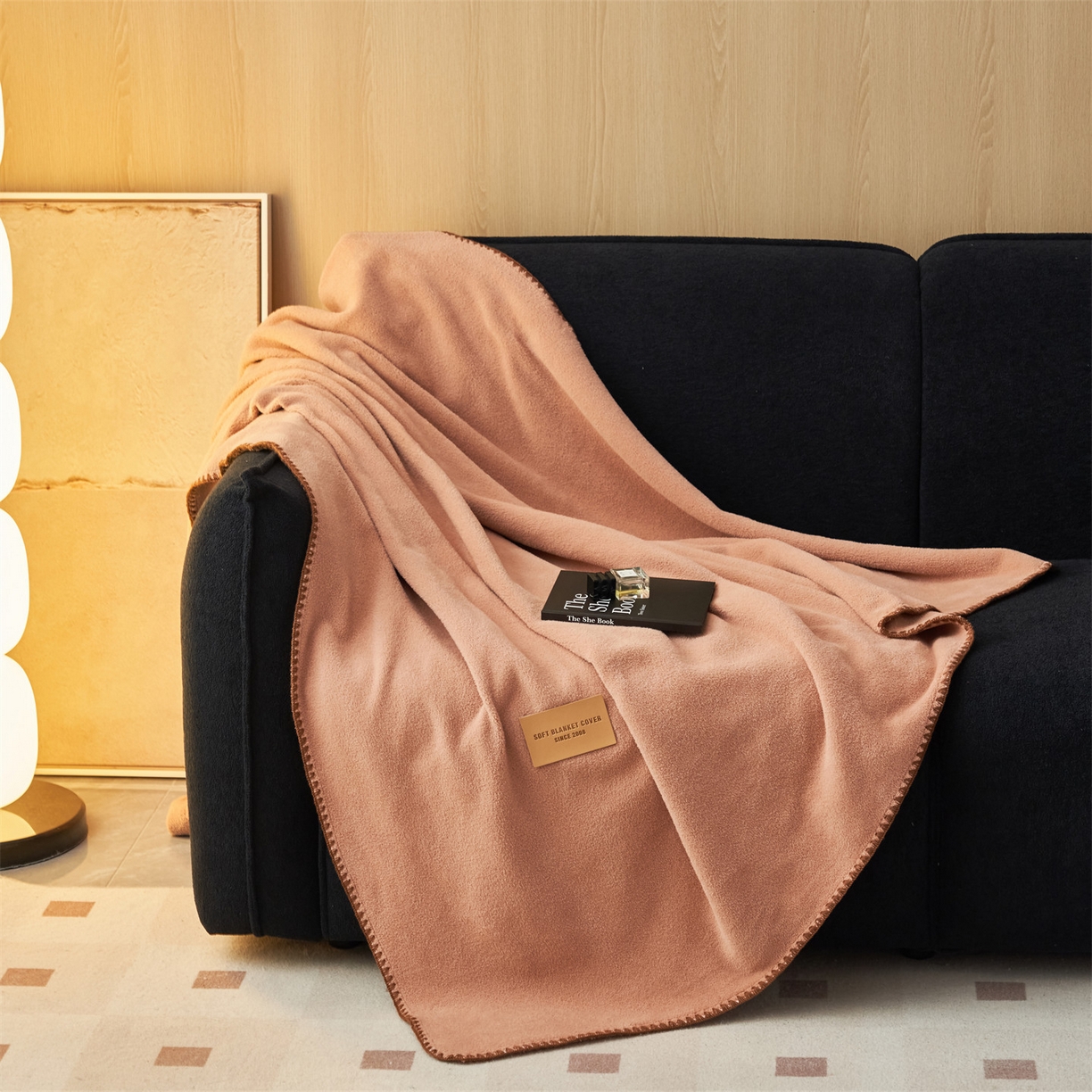 91家纺网 家纺一手货源 找家纺 莱家富 2026新款四季毯羊驼绒三角针边毛毯午睡沙发盖毯空调毯加厚500克双层毯 羊驼绒-焦糖