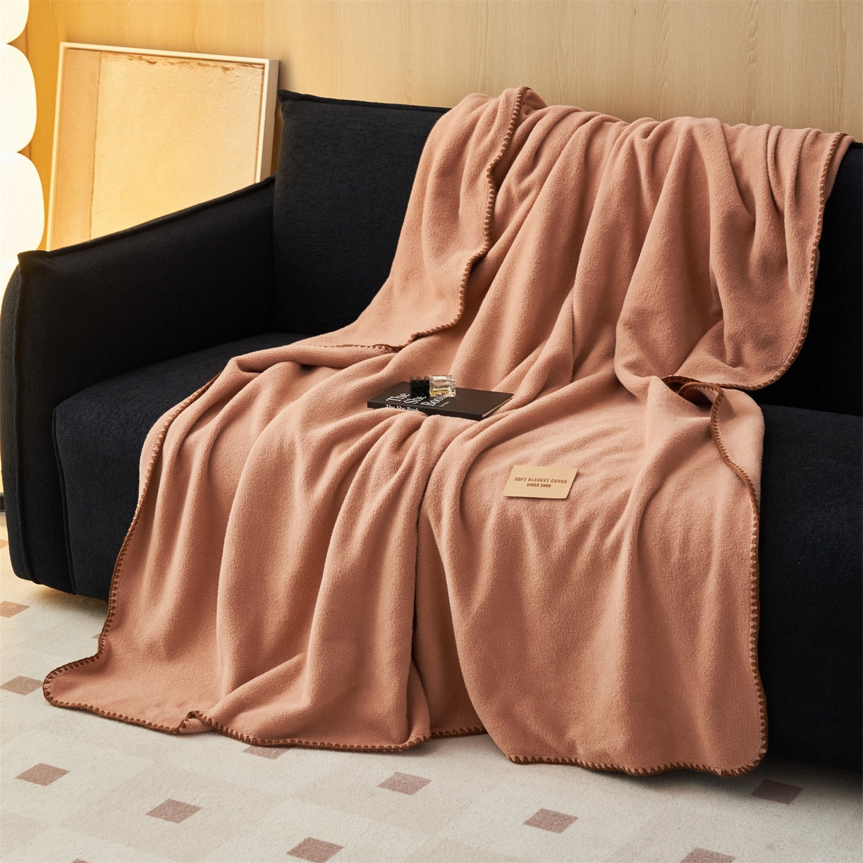 91家纺网 家纺一手货源 找家纺 莱家富 2026新款四季毯羊驼绒三角针边毛毯午睡沙发盖毯空调毯加厚500克双层毯 羊驼绒-焦糖